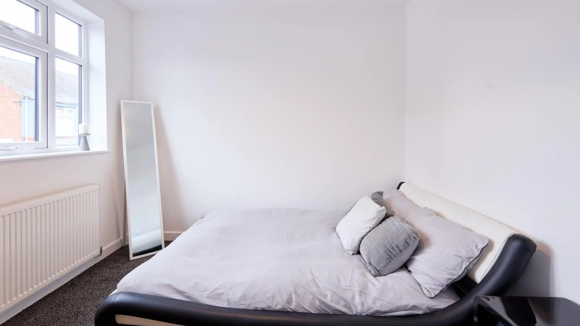 A Modern & Welcoming Apartment مدليسبره