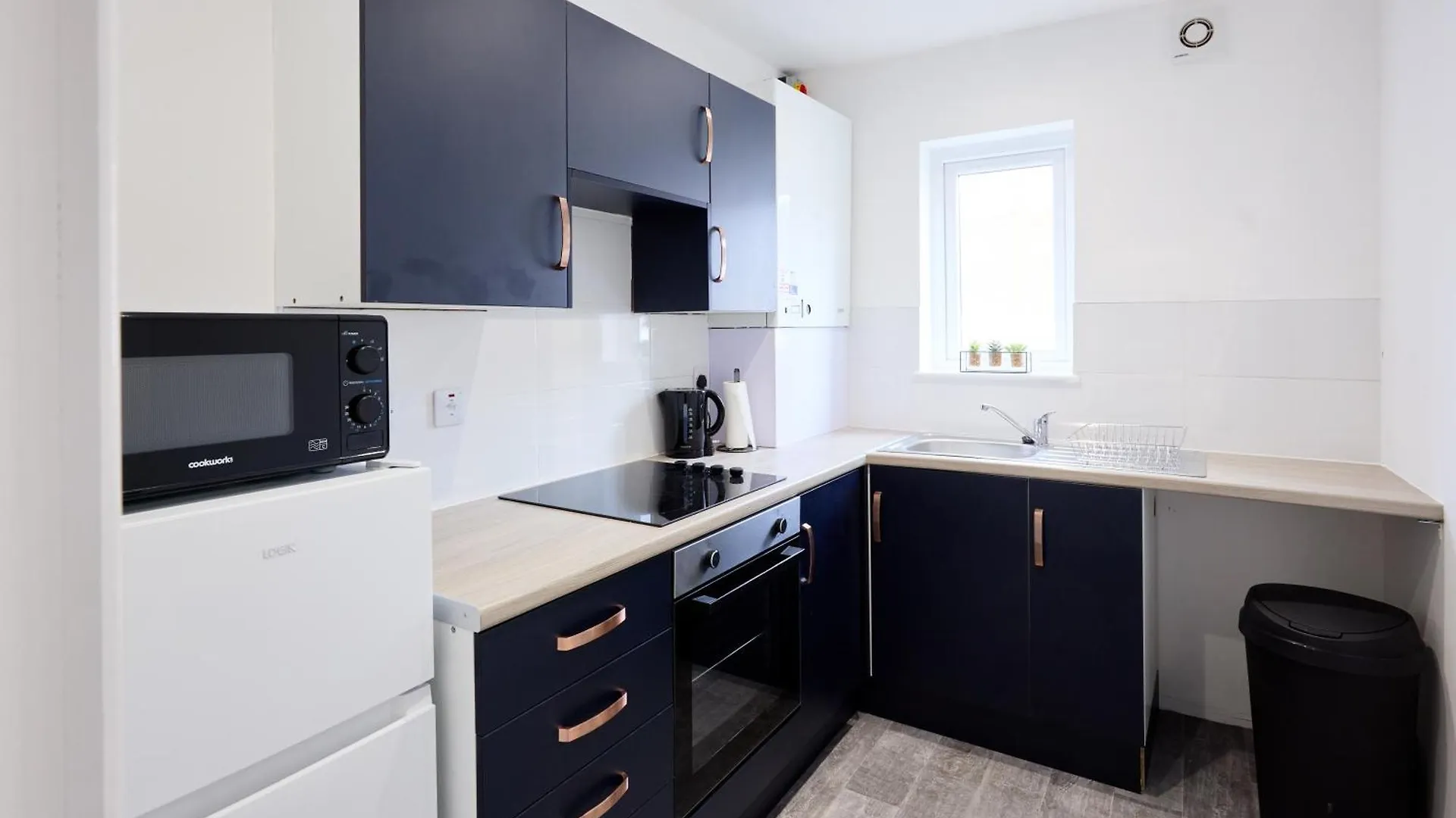 A Modern & Welcoming Apartment مدليسبره